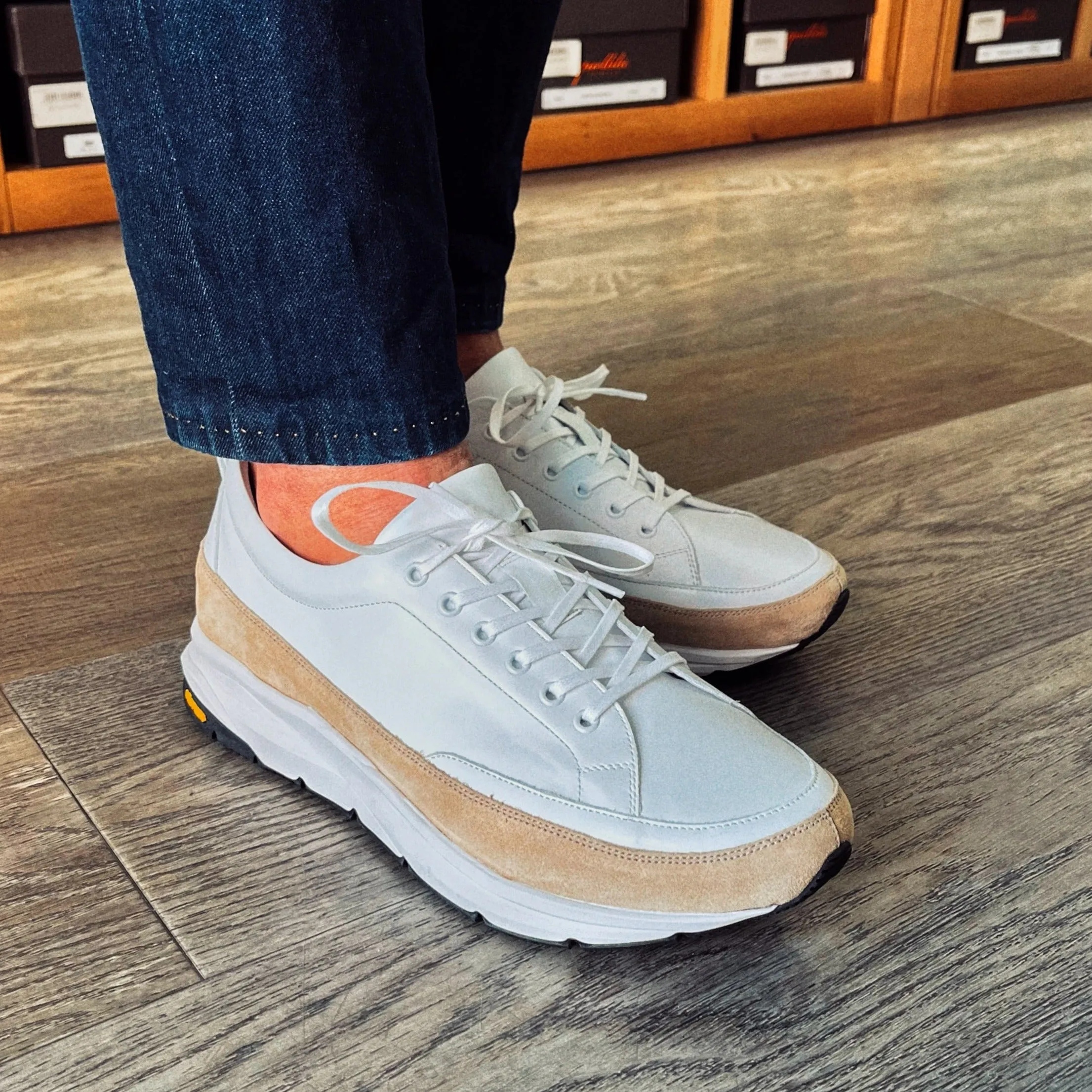Sneakers bianca riporto camoscio